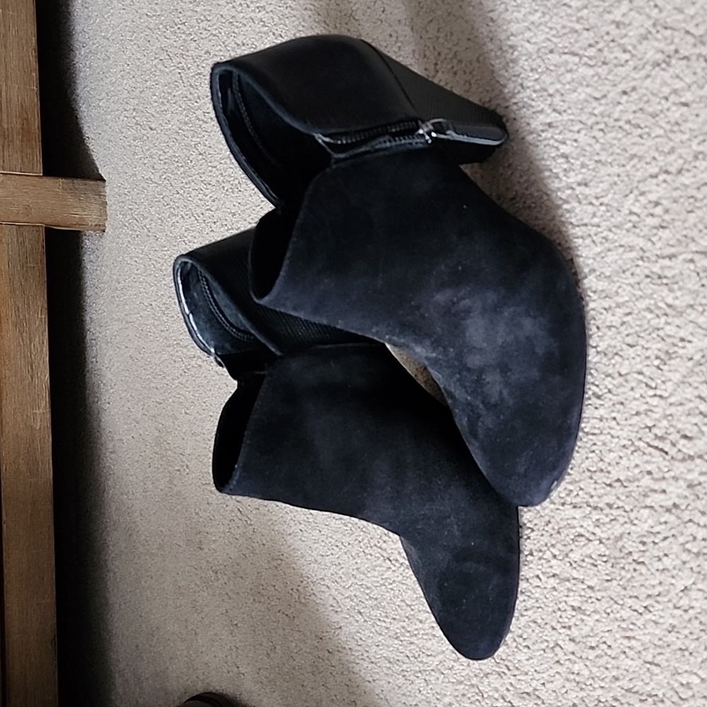Gianni Bini suede ankle boots. Size 10